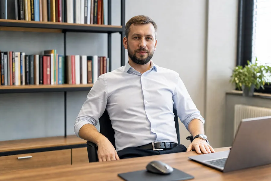 Главный инженер проекта в кабинете